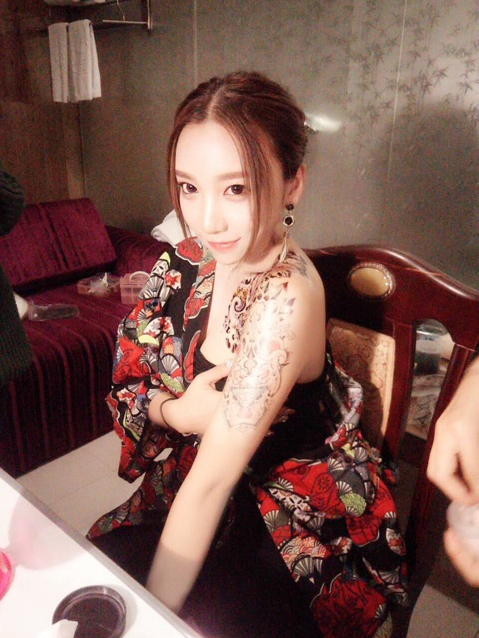 ざわちん、セクシーなタトゥー姿を公開!? なんと中国で映画撮影中！