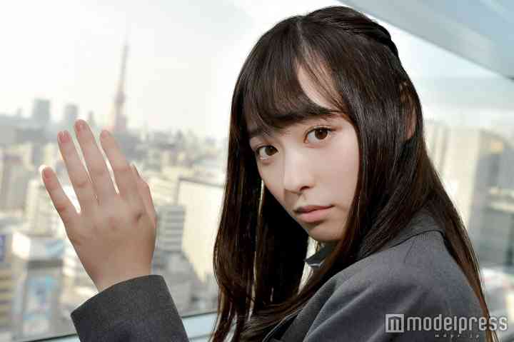 まいんちゃんこと福原遥、“生野菜”ドレスに身を包む そのまま口に運んでパクリ？