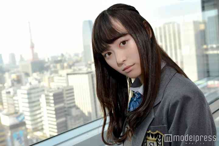 まいんちゃんこと福原遥、“生野菜”ドレスに身を包む そのまま口に運んでパクリ？