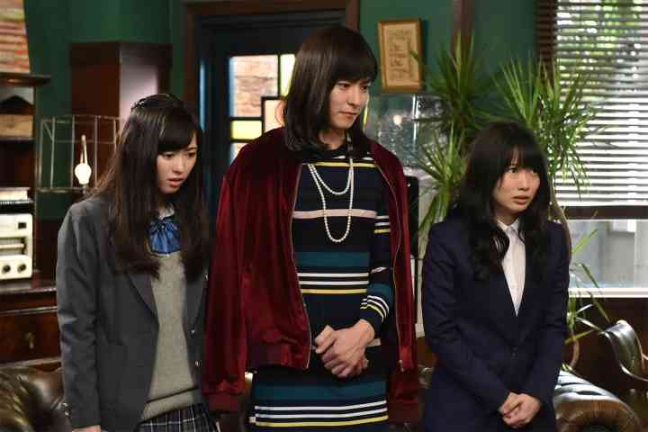まいんちゃんこと福原遥、“生野菜”ドレスに身を包む そのまま口に運んでパクリ？