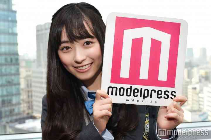 まいんちゃんこと福原遥、“生野菜”ドレスに身を包む そのまま口に運んでパクリ？