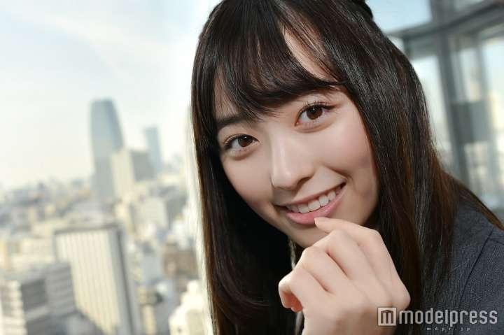 まいんちゃんこと福原遥、“生野菜”ドレスに身を包む そのまま口に運んでパクリ？