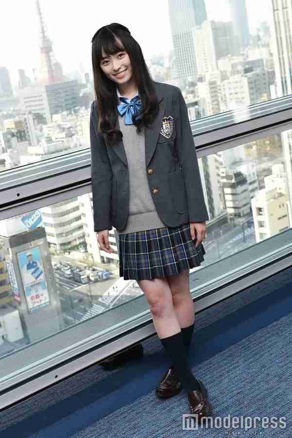 まいんちゃんこと福原遥、“生野菜”ドレスに身を包む そのまま口に運んでパクリ？