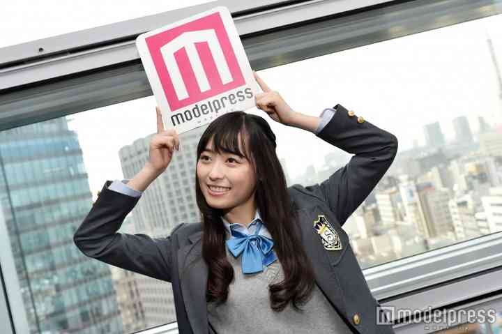 まいんちゃんこと福原遥、“生野菜”ドレスに身を包む そのまま口に運んでパクリ？