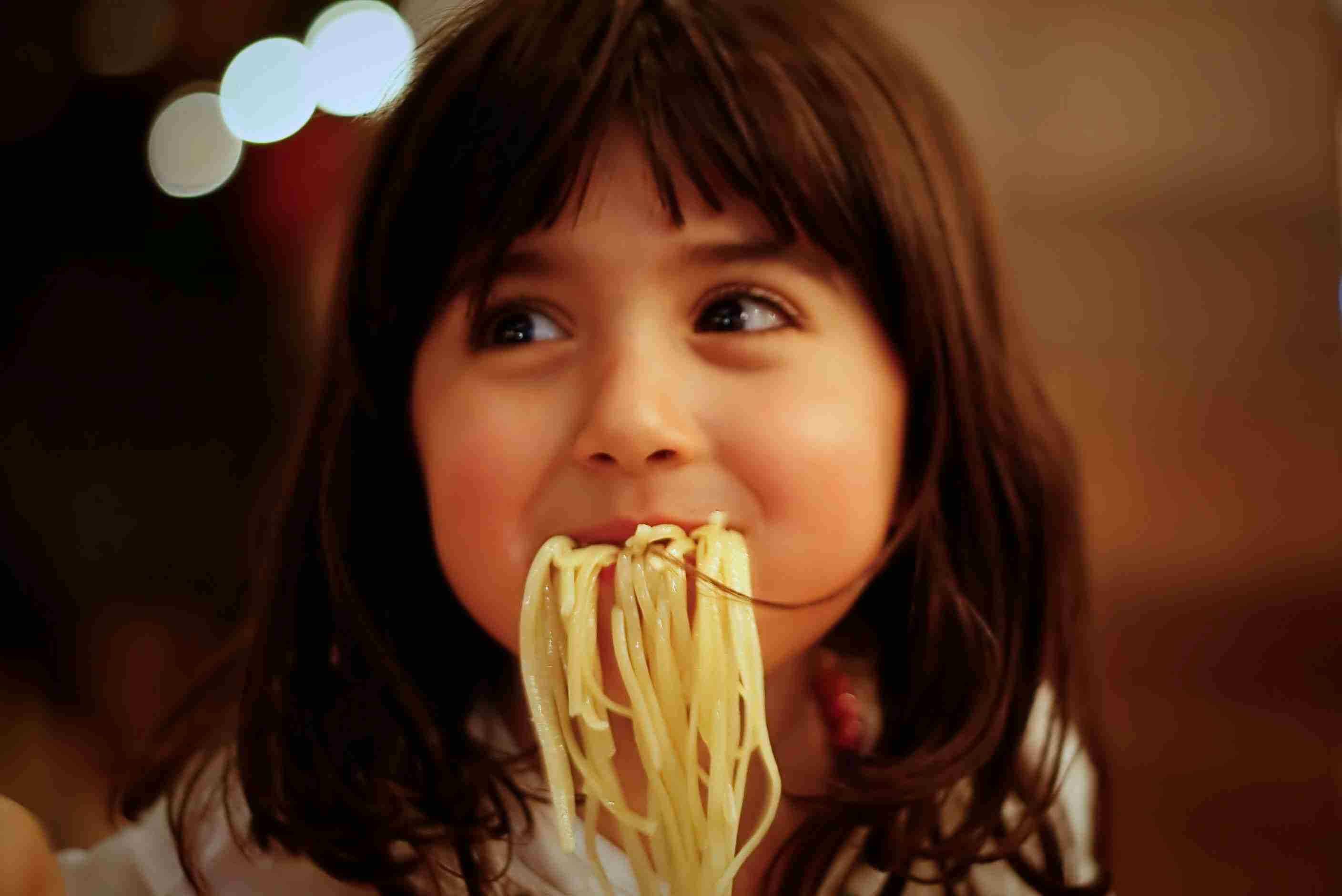 食べてる女の子の画像