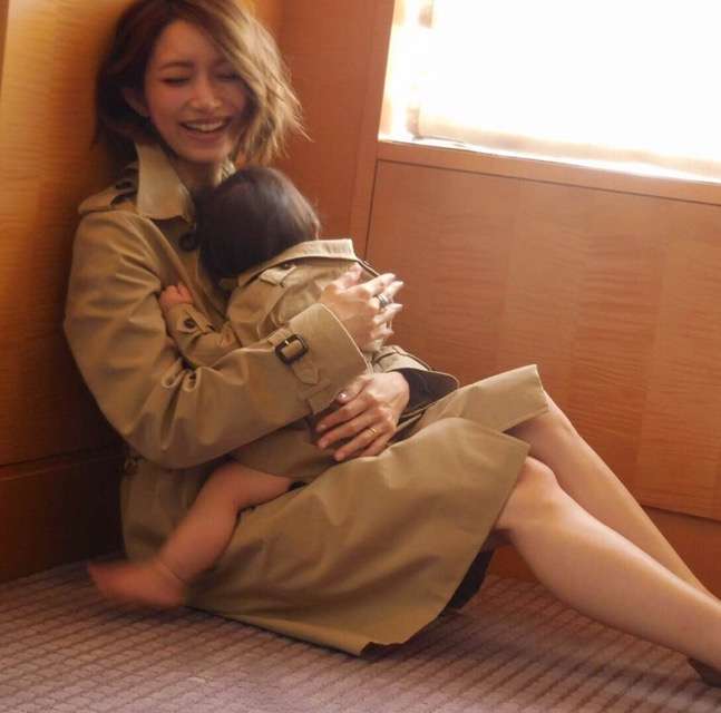 後藤真希、1歳の愛娘とのペアルックの写真を公開。「癒される」「可愛いすぎる」