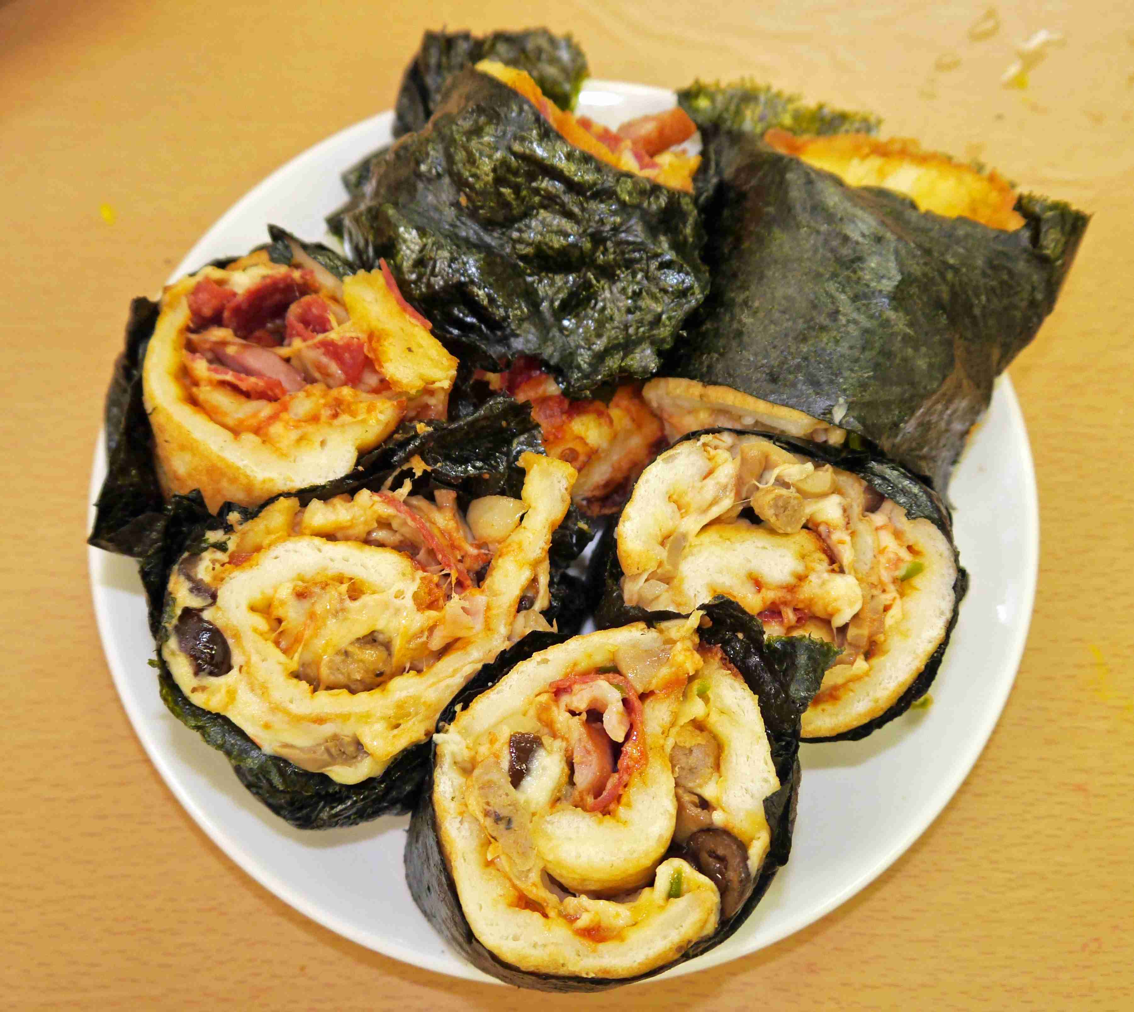 アメリカ人に教えたい！ 超簡単「ピザ恵方巻き」の作り方 / 呼吸を整えて一気に巻くのがポイント | ロケットニュース24