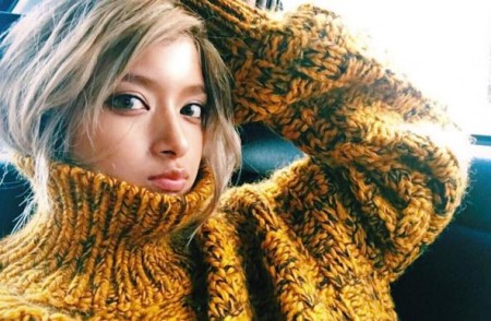 ローラ、ショーパン圧巻美脚に驚愕の声「脚なが！」「同じ人間とは思えない」