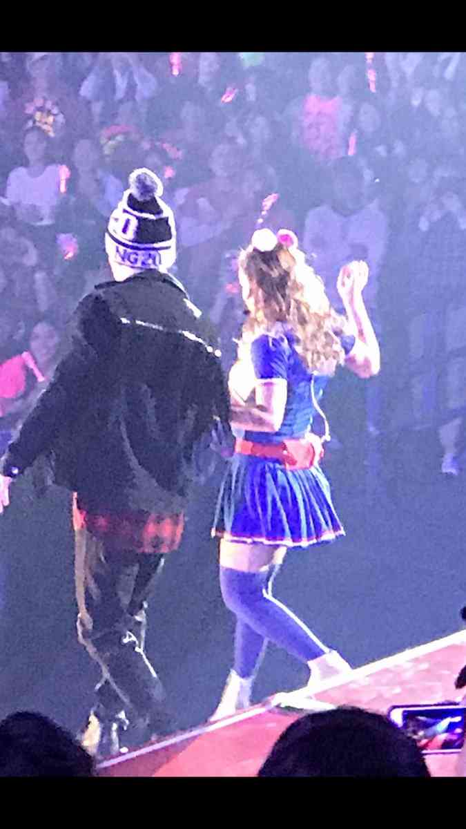 思わず二度見!? 浜崎あゆみ、限界ギリギリの肌出しショット公開で「セクスィ連発」「肌がぷるぷる！」