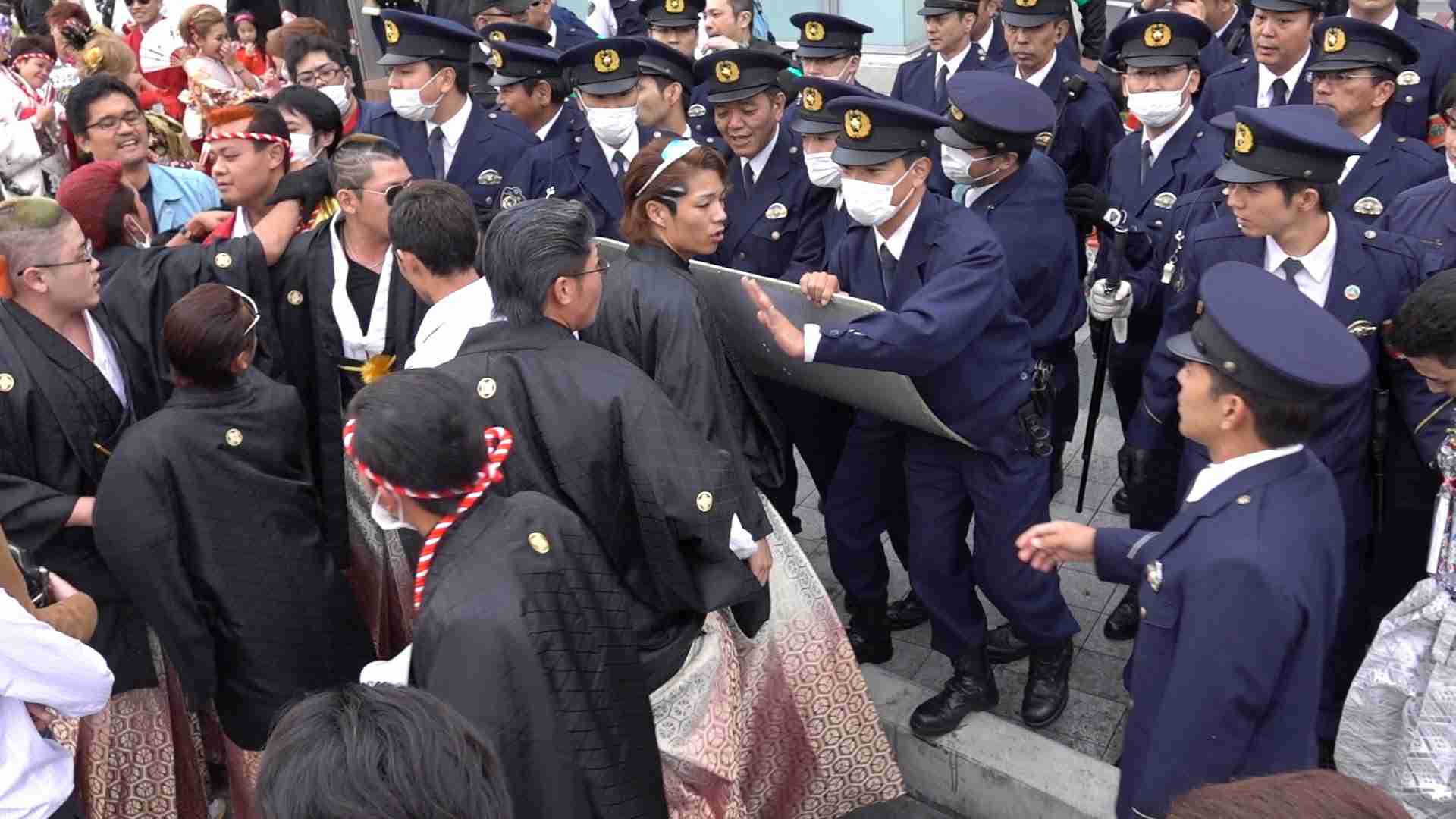 新成人騒動、今年も…屋根切り取った車で走行容疑　沖縄