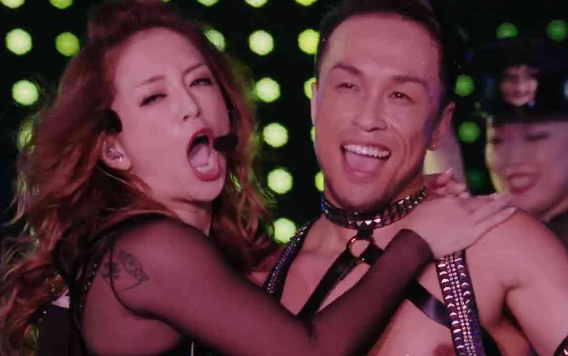 思わず二度見!? 浜崎あゆみ、限界ギリギリの肌出しショット公開で「セクスィ連発」「肌がぷるぷる！」