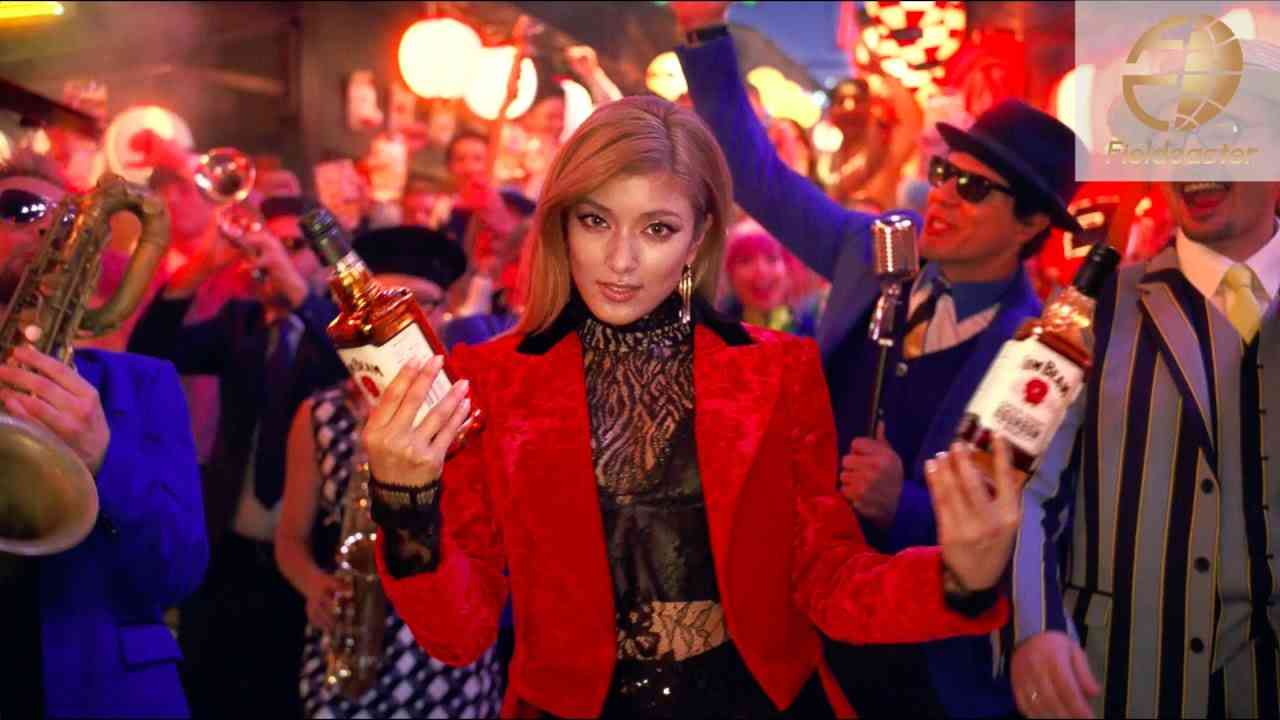 ローラ 100 名を率いて横丁を闊歩!「ジムビーム」新CM「エネルギッシュ・ダウンタウン」篇 - YouTube