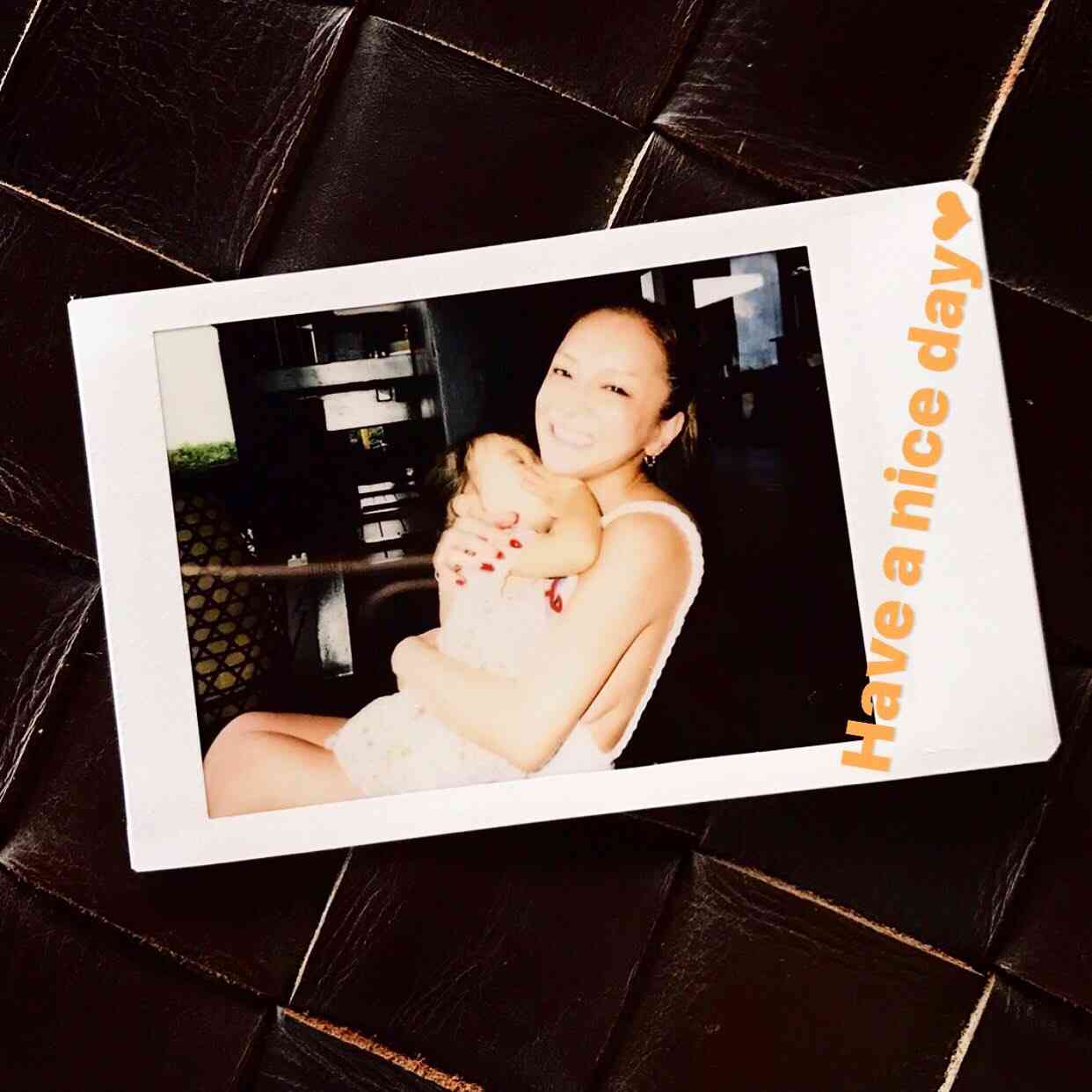 思わず二度見!? 浜崎あゆみ、限界ギリギリの肌出しショット公開で「セクスィ連発」「肌がぷるぷる！」