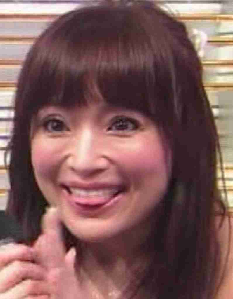 思わず二度見!? 浜崎あゆみ、限界ギリギリの肌出しショット公開で「セクスィ連発」「肌がぷるぷる！」