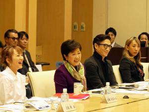 【東京未来ビジョン懇談会】高橋みなみ、伊勢谷友介らが小池百合子都知事と意見交換