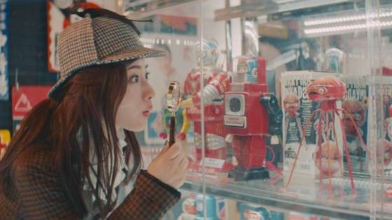 石原さとみ、サブカルの聖地でキュートな探偵スタイル！癒やしの東京メトロ新CM