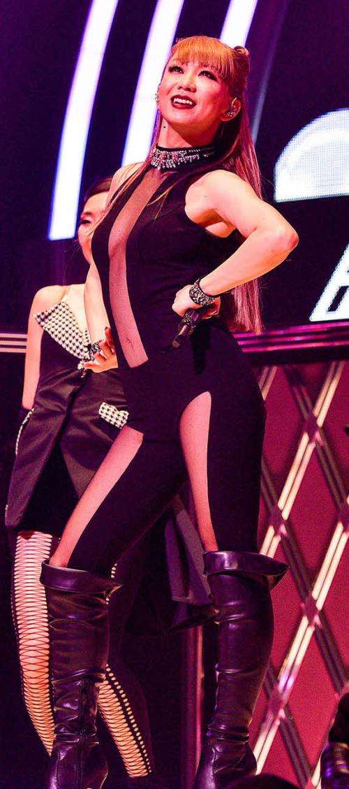 思わず二度見!? 浜崎あゆみ、限界ギリギリの肌出しショット公開で「セクスィ連発」「肌がぷるぷる！」