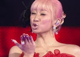 思わず二度見!? 浜崎あゆみ、限界ギリギリの肌出しショット公開で「セクスィ連発」「肌がぷるぷる！」