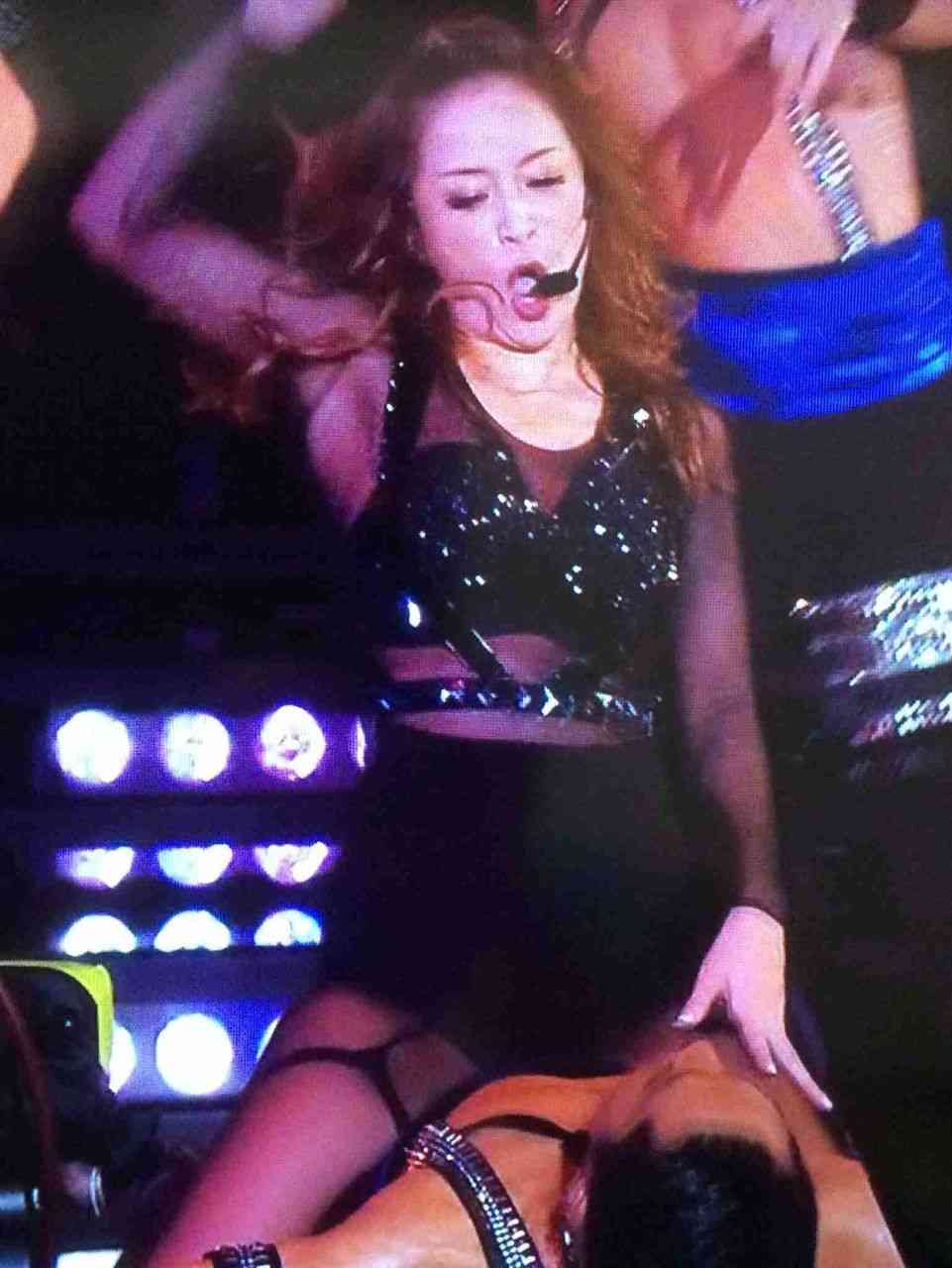 思わず二度見!? 浜崎あゆみ、限界ギリギリの肌出しショット公開で「セクスィ連発」「肌がぷるぷる！」