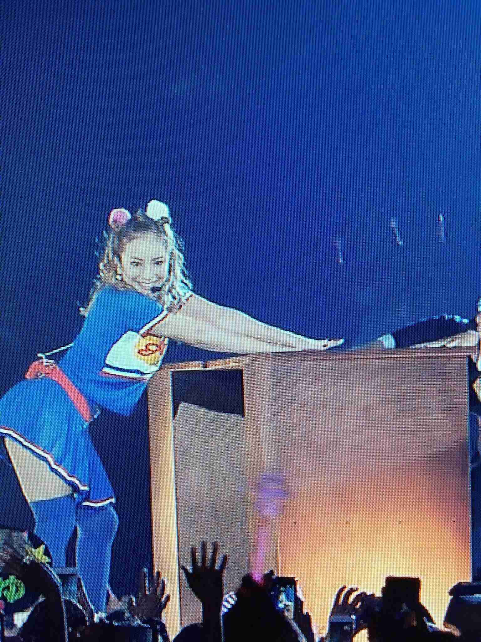 思わず二度見!? 浜崎あゆみ、限界ギリギリの肌出しショット公開で「セクスィ連発」「肌がぷるぷる！」