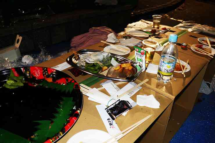 【大炎上】激怒！ 花見で食い散らかしてゴミもシートも放置 / 仕方なくホームレスやボランティアが掃除 ｜ バズプラスニュース Buzz+
