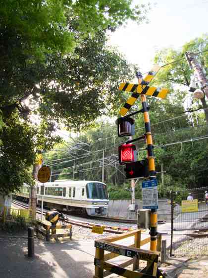 松本伊代 線路内に侵入して写真撮影 直後に踏切警報器が鳴る ガールズちゃんねる Girls Channel