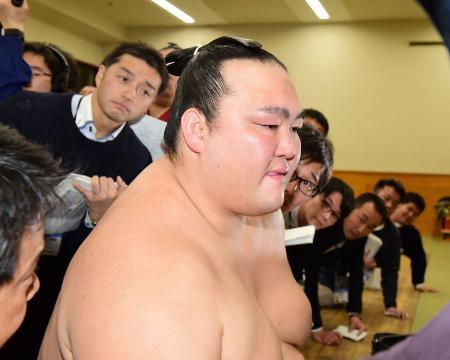 稀勢の里89場所で悲願のＶ　病の親友に賜杯見せる （日刊スポーツ） - Yahoo!ニュース