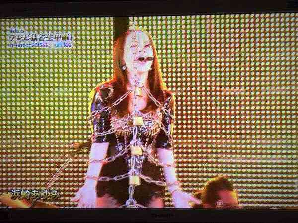 思わず二度見!? 浜崎あゆみ、限界ギリギリの肌出しショット公開で「セクスィ連発」「肌がぷるぷる！」