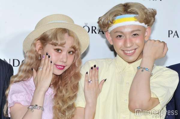 “新婚”ぺこ＆りゅうちぇる、紅白登場で嵐・相葉雅紀が祝福 どこまでもラブラブな2人＜紅白本番＞ - モデルプレス
