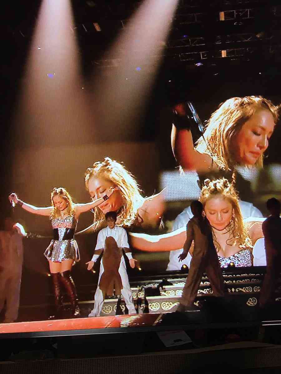 思わず二度見!? 浜崎あゆみ、限界ギリギリの肌出しショット公開で「セクスィ連発」「肌がぷるぷる！」