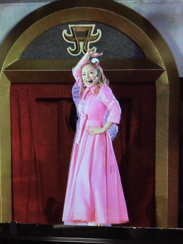 思わず二度見!? 浜崎あゆみ、限界ギリギリの肌出しショット公開で「セクスィ連発」「肌がぷるぷる！」