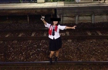 松本伊代、線路内に侵入して写真撮影　直後に踏切警報器が鳴る