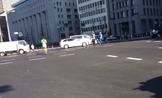 箱根駅伝10区の日比谷交差点で走者と自動車があわや事故という危険なシーンが撮影される