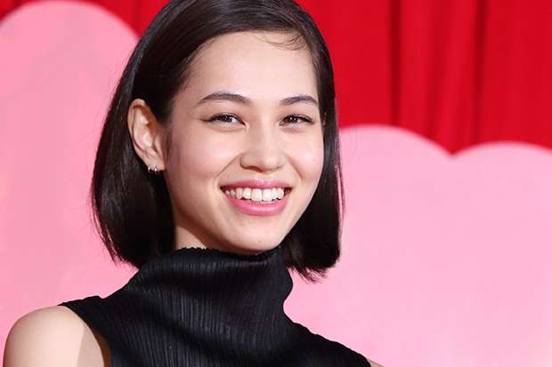 石橋貴明 水原希子に手作りのチャーハンを絶賛されまさかのキス - ライブドアニュース