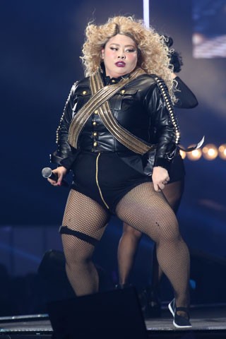 思わず二度見!? 浜崎あゆみ、限界ギリギリの肌出しショット公開で「セクスィ連発」「肌がぷるぷる！」