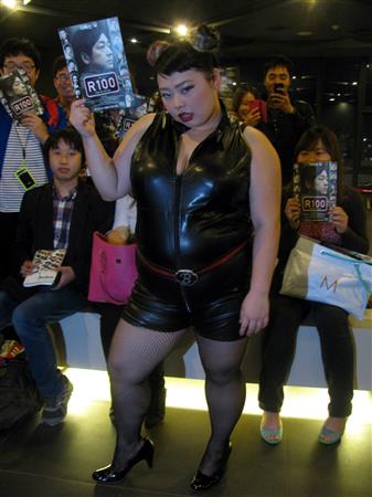 思わず二度見!? 浜崎あゆみ、限界ギリギリの肌出しショット公開で「セクスィ連発」「肌がぷるぷる！」