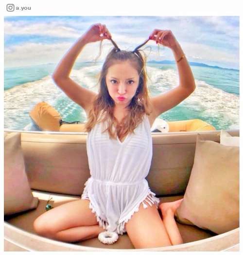 思わず二度見!? 浜崎あゆみ、限界ギリギリの肌出しショット公開で「セクスィ連発」「肌がぷるぷる！」