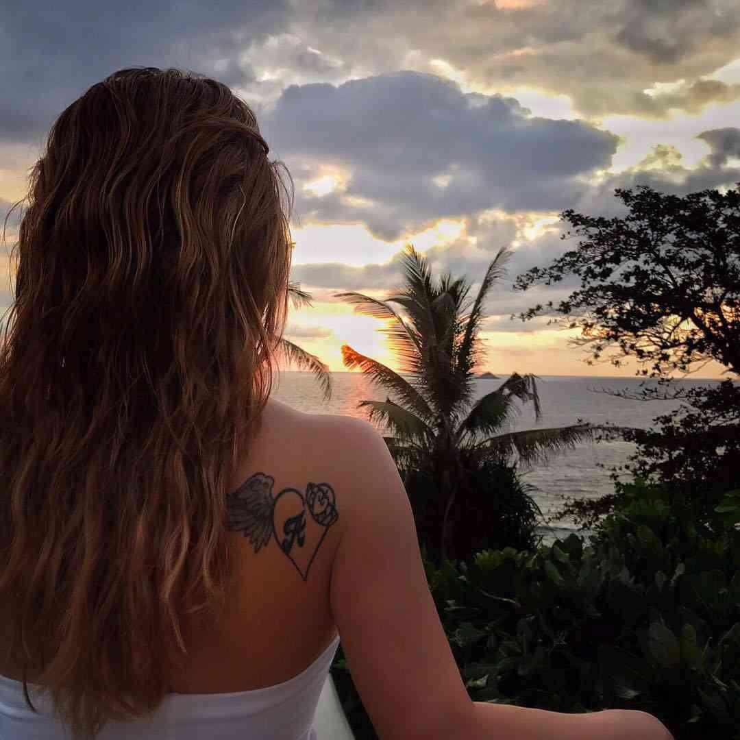 思わず二度見!? 浜崎あゆみ、限界ギリギリの肌出しショット公開で「セクスィ連発」「肌がぷるぷる！」