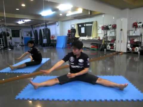 BMCストレッチ　５分で股関節を柔らかくする方法  A hip joint becomes soft in 5 minutes. - YouTube