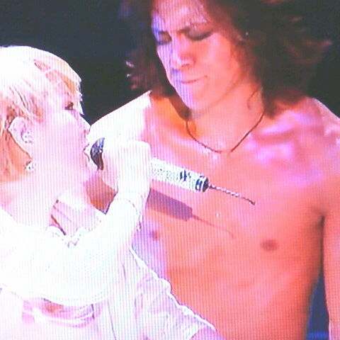 思わず二度見!? 浜崎あゆみ、限界ギリギリの肌出しショット公開で「セクスィ連発」「肌がぷるぷる！」