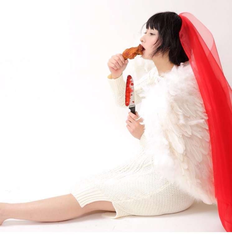 年女・鳥居みゆき、美しすぎる“鶏コス”披露　手には鶏肉と包丁というホラー