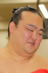 稀勢の里やったぞ涙の初優勝！白鵬敗れ決定、新入幕から73場所目の歓喜