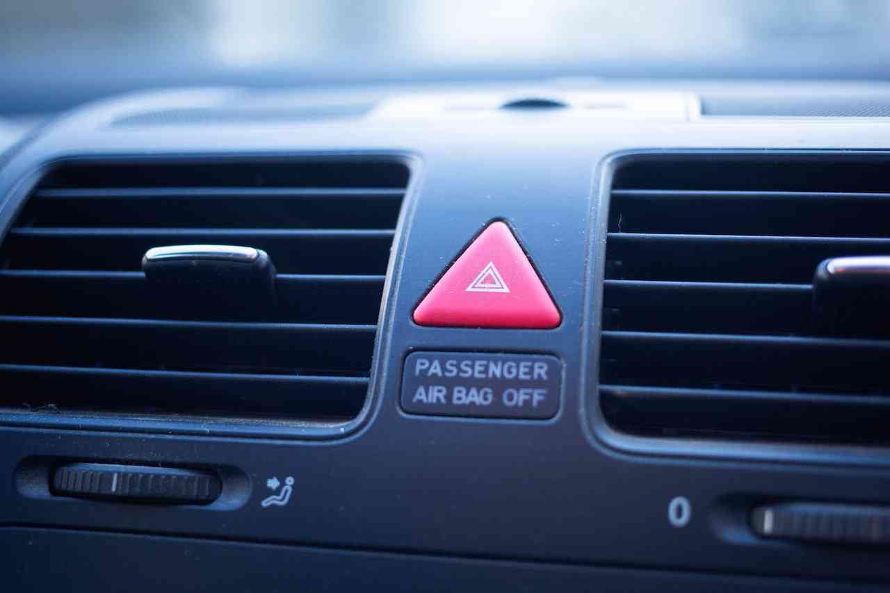 サンキューハザードは違反!? ハザードランプの正しい使い方とは!  |  車情報サイト『くるなぞ』
