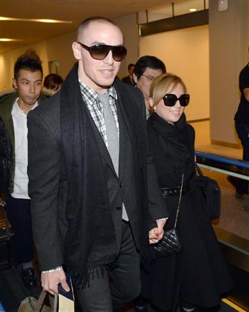 思わず二度見!? 浜崎あゆみ、限界ギリギリの肌出しショット公開で「セクスィ連発」「肌がぷるぷる！」