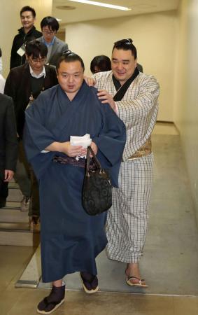 横綱日馬富士が休場　隠岐の海戦で右太もも裏負傷 （日刊スポーツ） - Yahoo!ニュース
