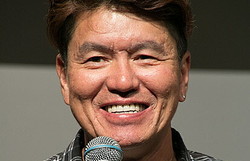 松本伊代、線路内に侵入して写真撮影　直後に踏切警報器が鳴る