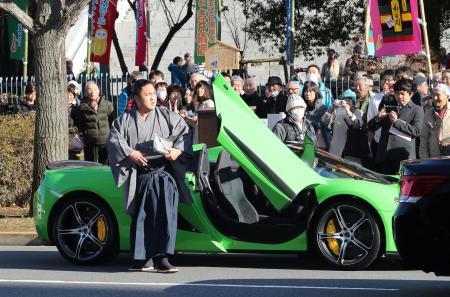 石浦がスーパーカーで場所入り　新化粧まわしの縁で（日刊スポーツ） - Yahoo!ニュース