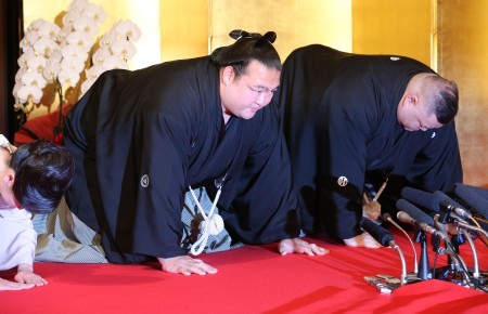 ＜大相撲＞横綱・稀勢の里誕生「横綱の名に恥じぬよう精進」 （毎日新聞） - Yahoo!ニュース