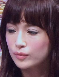 思わず二度見!? 浜崎あゆみ、限界ギリギリの肌出しショット公開で「セクスィ連発」「肌がぷるぷる！」