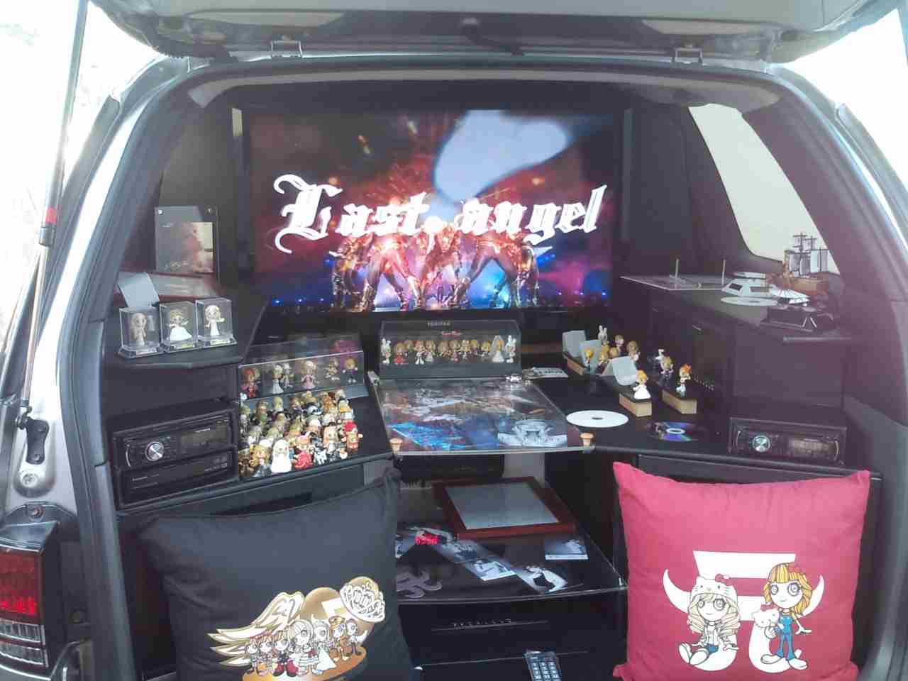 思わず二度見!? 浜崎あゆみ、限界ギリギリの肌出しショット公開で「セクスィ連発」「肌がぷるぷる！」